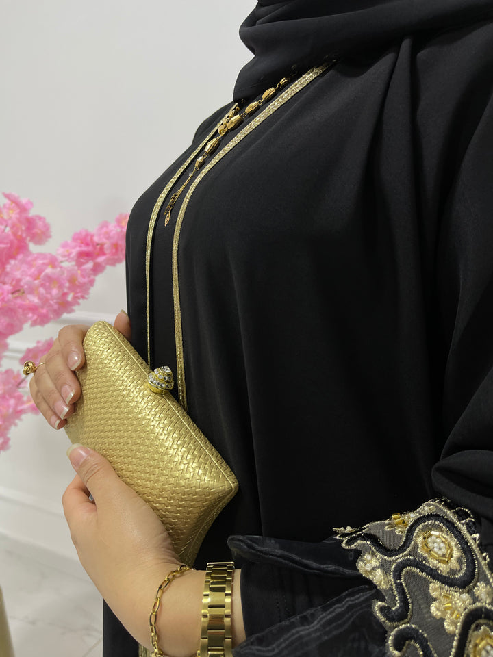 عباية بتفاصيل فخمة على الاكمام