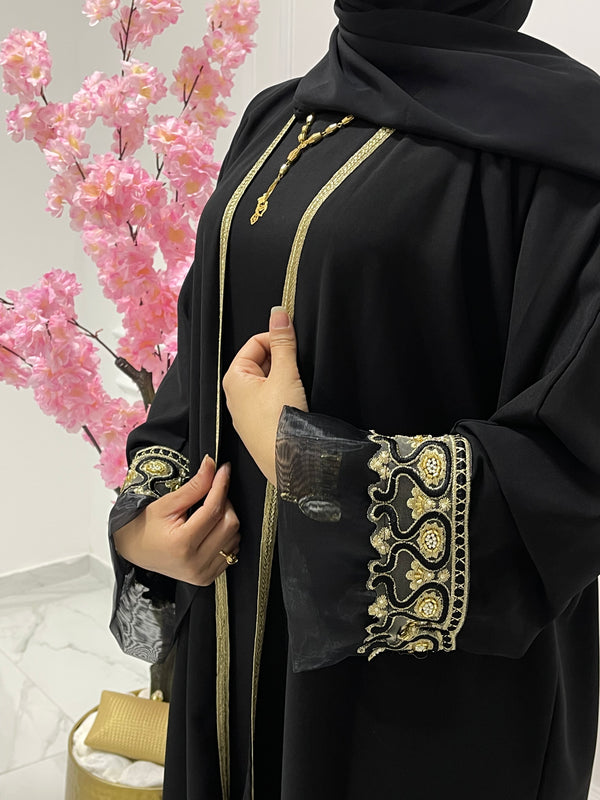عباية بتفاصيل فخمة على الاكمام