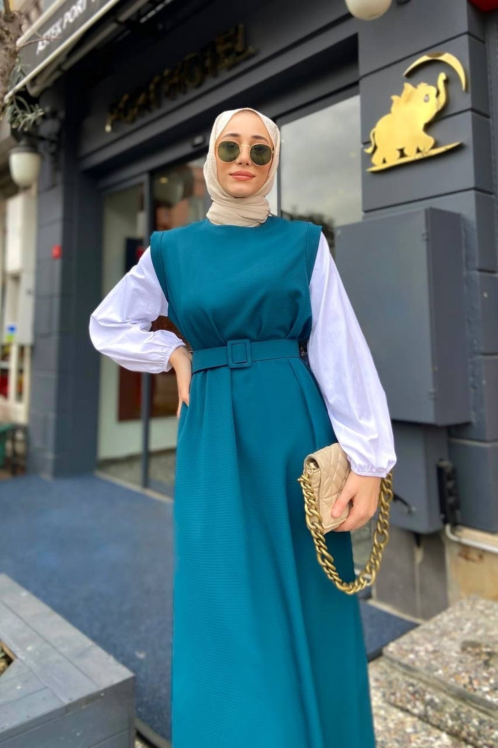  فستان زمردي بأكمام لون أبيض